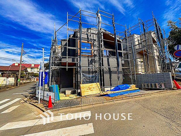 落ち着きのある閑静な住宅街に佇む邸宅。きっとここからご家族のかけがえのない想い出が作られることでしょう。