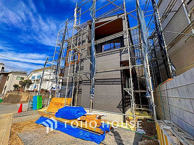 時代の流れに惑わされないシックなカラートーンで街並みに溶け込む外観。