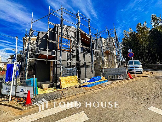 爽やかな青空の下に贅沢なほどに降り注ぐ陽光、豊かな居住性と、クオリティが見事に調和した住空間。