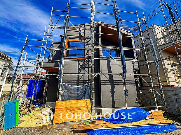 住む人を映し出す洗練された佇まいは、いつまでも輝き続けながらいつしか街の風景に溶け込んでいきます。