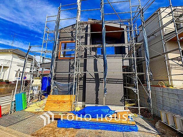 敷地内にカースペース有り。ゆとりある空間を保っています。