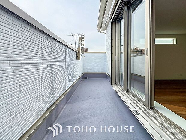 プライベート性が確保されたバルコニー。ワイドな空間にたっぷりの陽光が降り注ぎます。