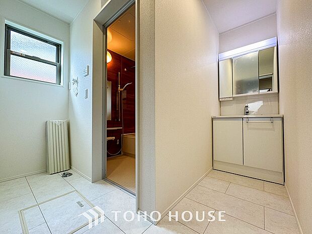 清潔感のあるカラーで統一されたプライベート空間は、身だしなみチェックや肌のお手入れに最適です。