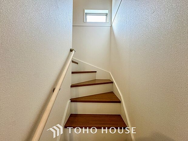 各フロアを結ぶ階段。集いの空間と一人の時間を楽しむプライベートルームをバランスよく繋いでいます。