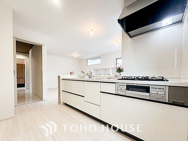 お手入れのしやすいすっきりしたシステムキッチンを採用しました。