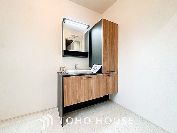 洗面台・洗面所落ち着いた空間を演出するカラーと、ゆったりお使い頂ける広さが魅力のパウダールーム。