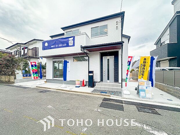 住む人を映し出す洗練された佇まいは、いつまでも輝き続けながらいつしか街の風景に溶け込んでいきます。