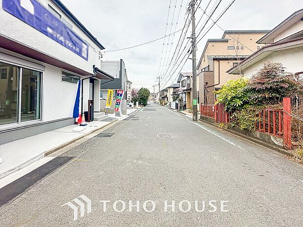 前面道路含む現地写真『快適』は「家」と「街」と「環境」が調和した時に訪れるだと改めて感じさせてくれます。