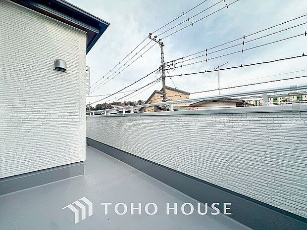 暮らしの中で光と風を演出してくれるバルコニー。