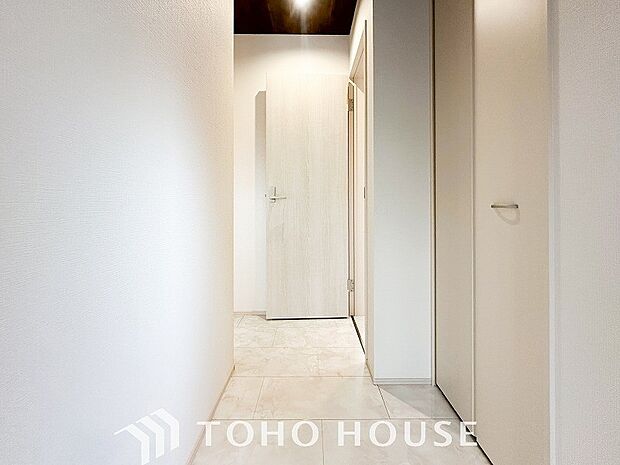 上質感漂う廊下。居住者の帰り、訪れる方を優しく迎える・安らぎに満ちた生活空間を予感させる。