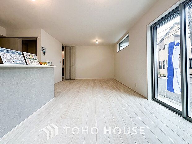 対面式キッチンのあるLDKで家族の会話が弾みます。