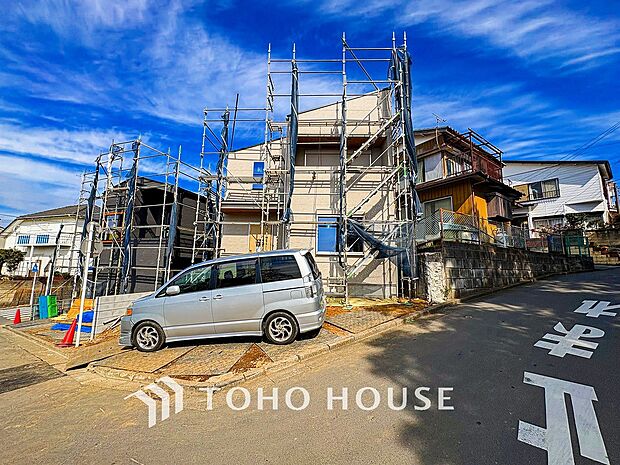 住む人や訪れる人やさしくエスコートする玄関アプローチ。