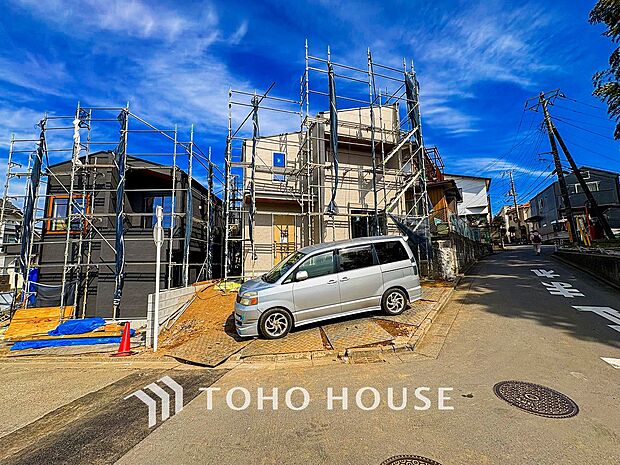 前面道路含む現地写真『快適』は「家」と「街」と「環境」が調和した時に訪れるだと改めて感じさせてくれます。