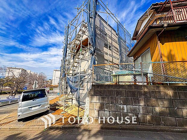 落ち着きのある閑静な住宅街に佇む邸宅。きっとここからご家族のかけがえのない想い出が作られることでしょう。