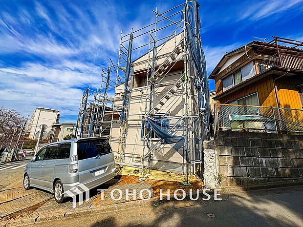 爽やかな青空の下に贅沢なほどに降り注ぐ陽光、豊かな居住性と、クオリティが見事に調和した住空間。