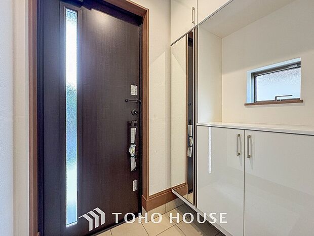 居住者の帰り、訪れる方を優しく迎えてくれる玄関です。