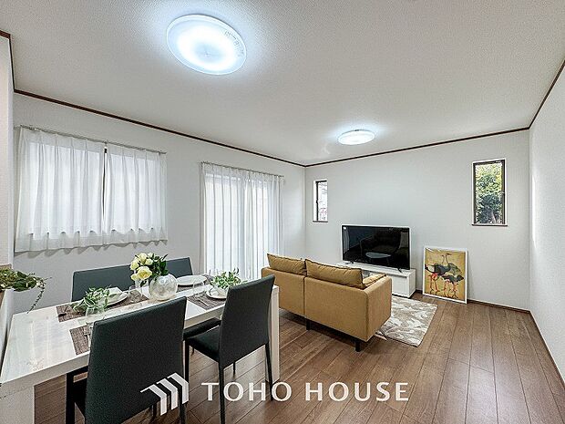 戸建てならではのリビング。落ち着いた色調のリビングは家族団欒の憩いの場所です。