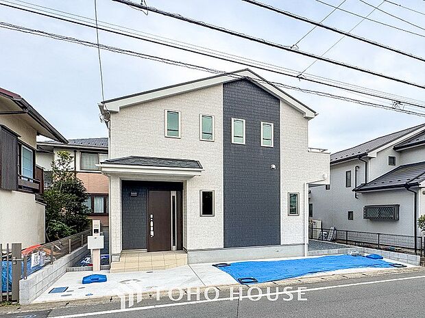 爽やかな青空の下に贅沢なほどに降り注ぐ陽光、豊かな居住性と、クオリティが見事に調和した住空間。