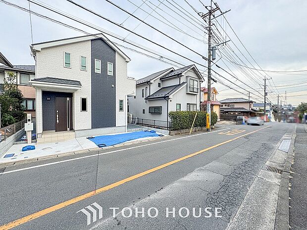 前面道路含む現地写真『快適』は「家」と「街」と「環境」が調和した時に訪れるだと改めて感じさせてくれます。