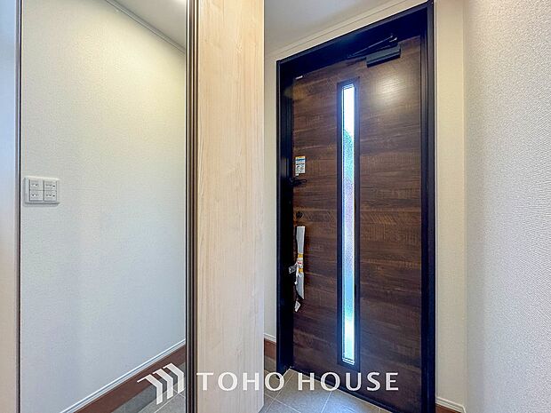 居住者の帰り、訪れる方を優しく迎えてくれる開放感のある玄関。