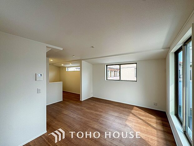 やわらかな陽射しがふりそそぎ、室内に開放感と爽快感をもたらします。