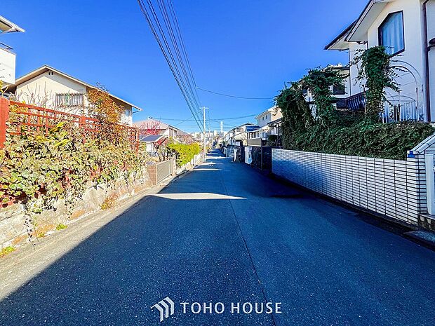 前面道路含む現地写真『快適』は「家」と「街」と「環境」が調和した時に訪れるだと改めて感じさせてくれます。