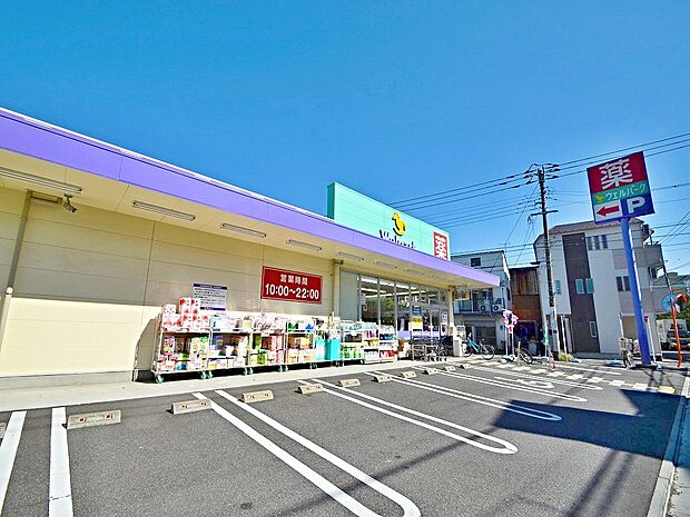 お薬はもちろん食品や日用品、コスメやお酒類など品揃えが豊富なドラッグストア。
