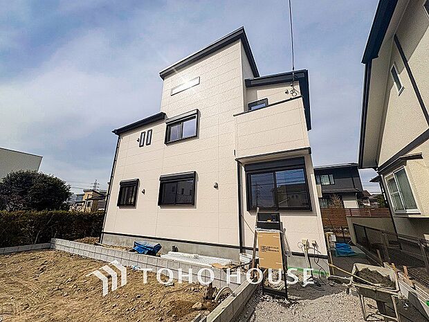 住む人や訪れる人やさしくエスコートする玄関アプローチ。