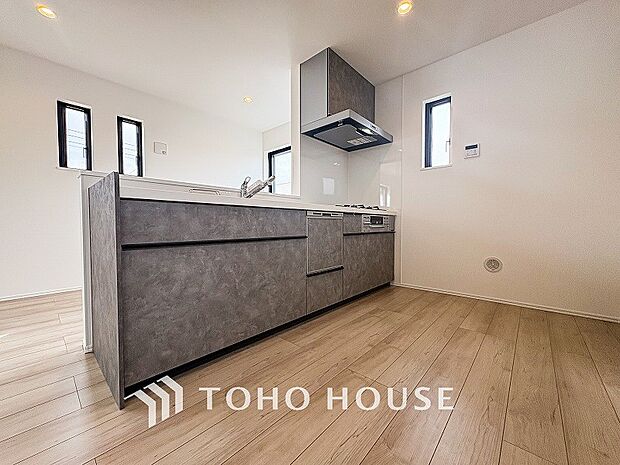 お手入れのしやすいすっきりしたシステムキッチンを採用しました。