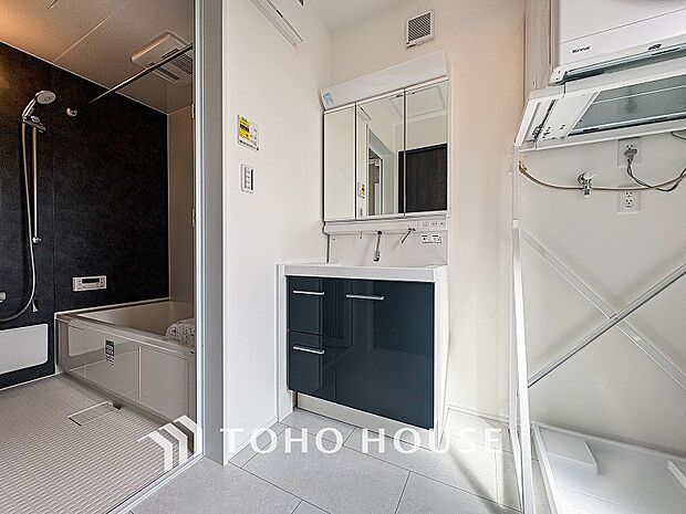 洗面台・洗面所朝の忙しい時間に嬉しいシャンプーヘッド付き洗面台。