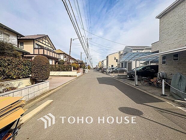 前面道路含む現地写真『快適』は「家」と「街」と「環境」が調和した時に訪れるだと改めて感じさせてくれます。