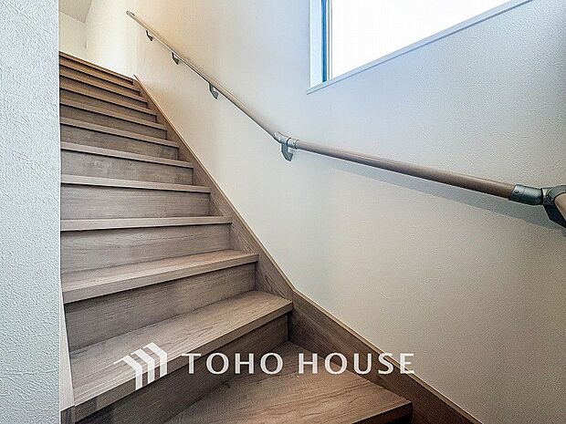 階段にはお子様やお年寄りに安心な手すりをご用意。