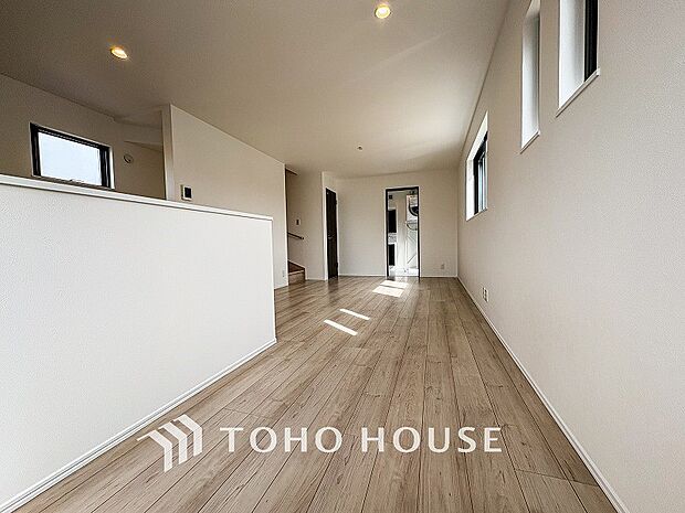 対面式キッチンのあるLDKで家族の会話が弾みます。