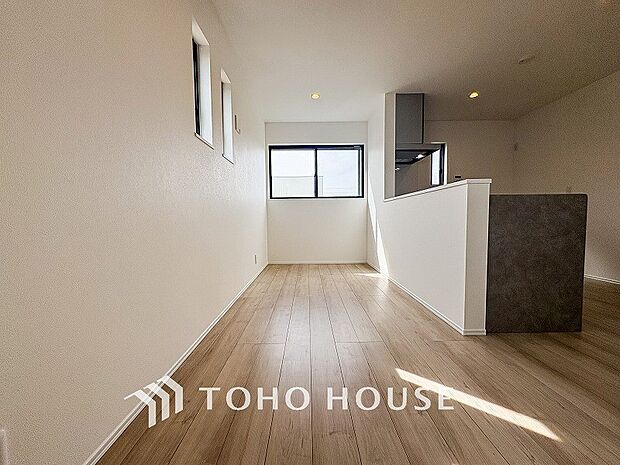 忙しい朝でも、しっかり家族が揃って食事をして頂けるゆとりある大きさのダイニングスペース。