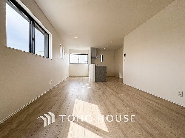 明るく開放的な空間が広がるLDK。室内には豊かな陽光が注ぎ込み、爽やかな住空間を演出。