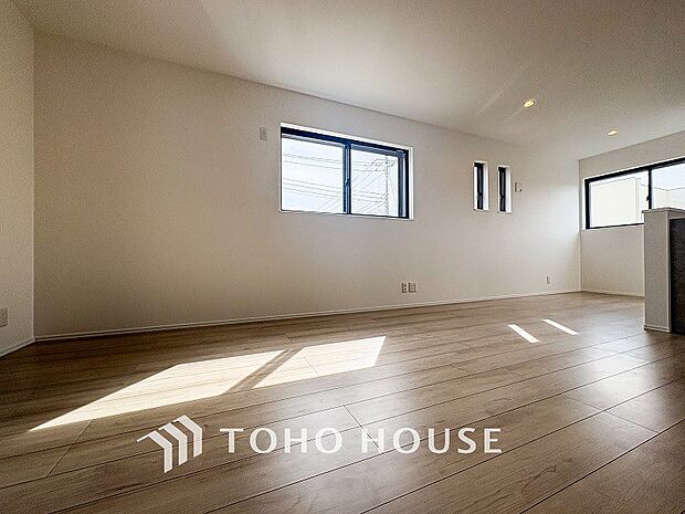 光と風があふれる開放的なリビングダイニングには自然と家族みんなが集まってきます。