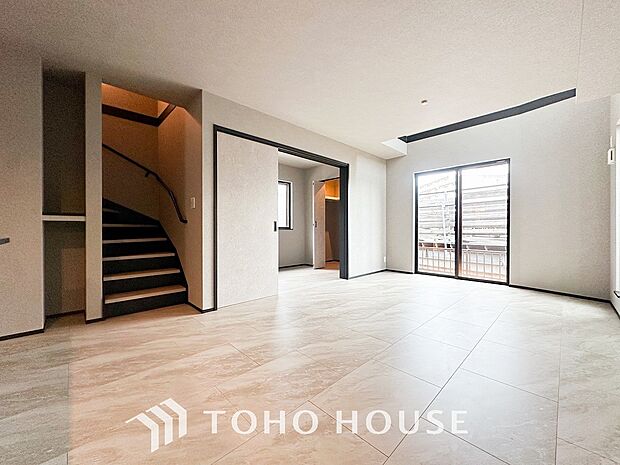 落ち着いた雰囲気に包まれた伸びやかな空間で、ゆったりと家族団らんの時間を過ごせます。