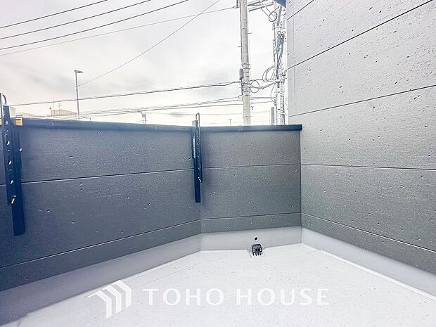 暮らしの中で光と風を演出してくれるバルコニー。