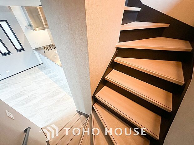 パブリックゾーンとプライベートゾーン繋ぐ階段。豊かな陽光が注ぎ込み、爽やかな住空間を演出。