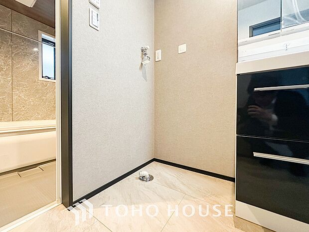 洗濯機を配置しても十分なスペースを確保しております。