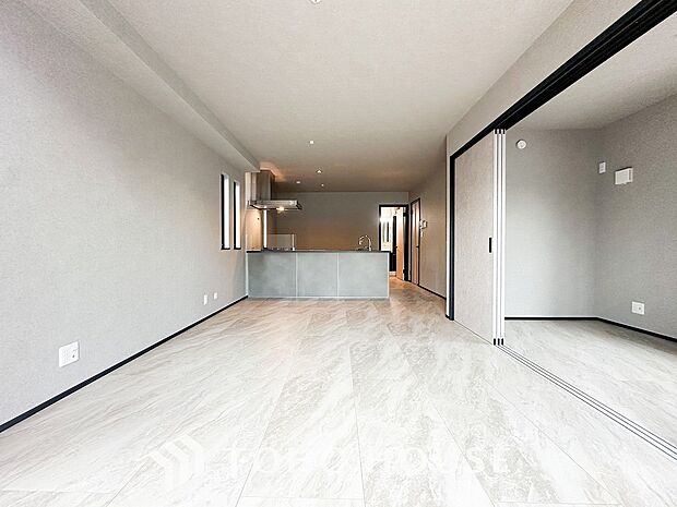 光と風があふれる開放的なリビングダイニングには自然と家族みんなが集まってきます。