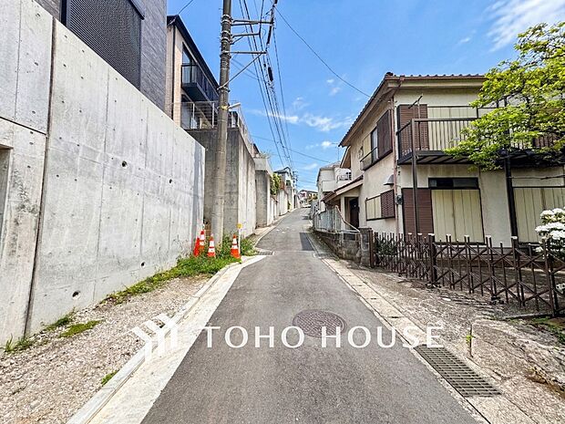 前面道路含む現地写真『快適』は「家」と「街」と「環境」が調和した時に訪れるだと改めて感じさせてくれます。