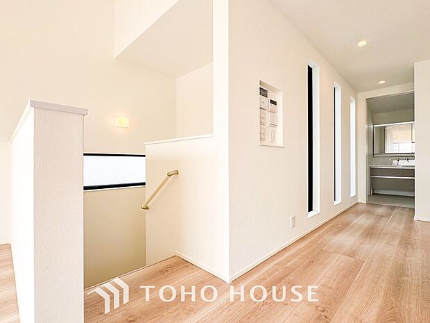 パブリックゾーンとプライベートゾーン繋ぐ階段。豊かな陽光が注ぎ込み、爽やかな住空間を演出。