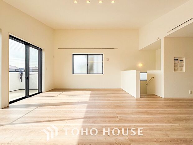 光と風があふれる開放的なリビングダイニングには自然と家族みんなが集まってきます。