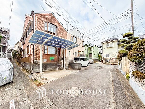 住む人や訪れる人やさしくエスコートする玄関アプローチ。