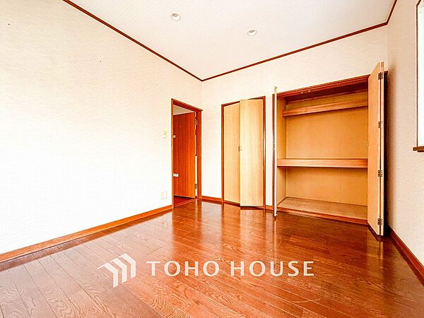 一日の疲れをいやしてくれる主寝室。自分時間を快適に過ごすプライベートルーム。