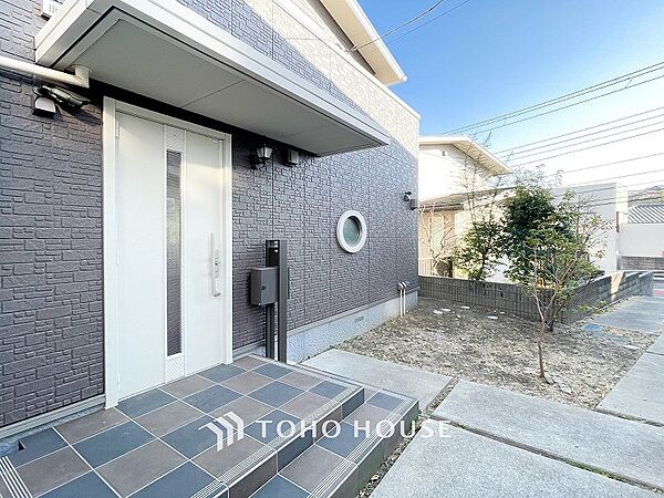 住む人や訪れる人やさしくエスコートする玄関アプローチ。