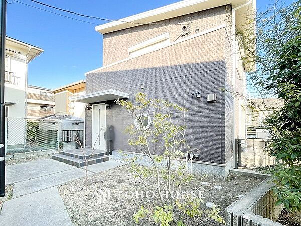 堂々たる趣ながら、主張し過ぎずどこか余裕を感じさせるシャープなフォルムで佇む邸宅。