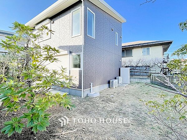 爽やかな青空の下に贅沢なほどに降り注ぐ陽光、豊かな居住性と、クオリティが見事に調和した住空間。