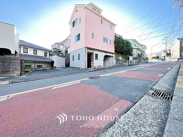 前面道路含む現地写真『快適』は「家」と「街」と「環境」が調和した時に訪れるだと改めて感じさせてくれます。